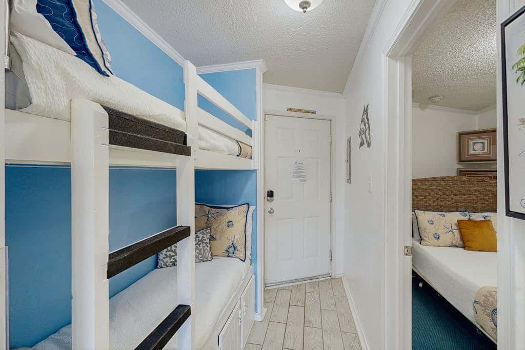 Seawall Treasure - Heated Pool & Private Balcony