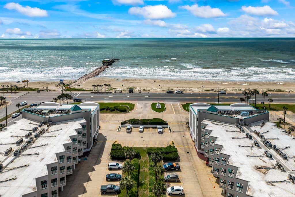 Seawall Treasure - Heated Pool & Private Balcony