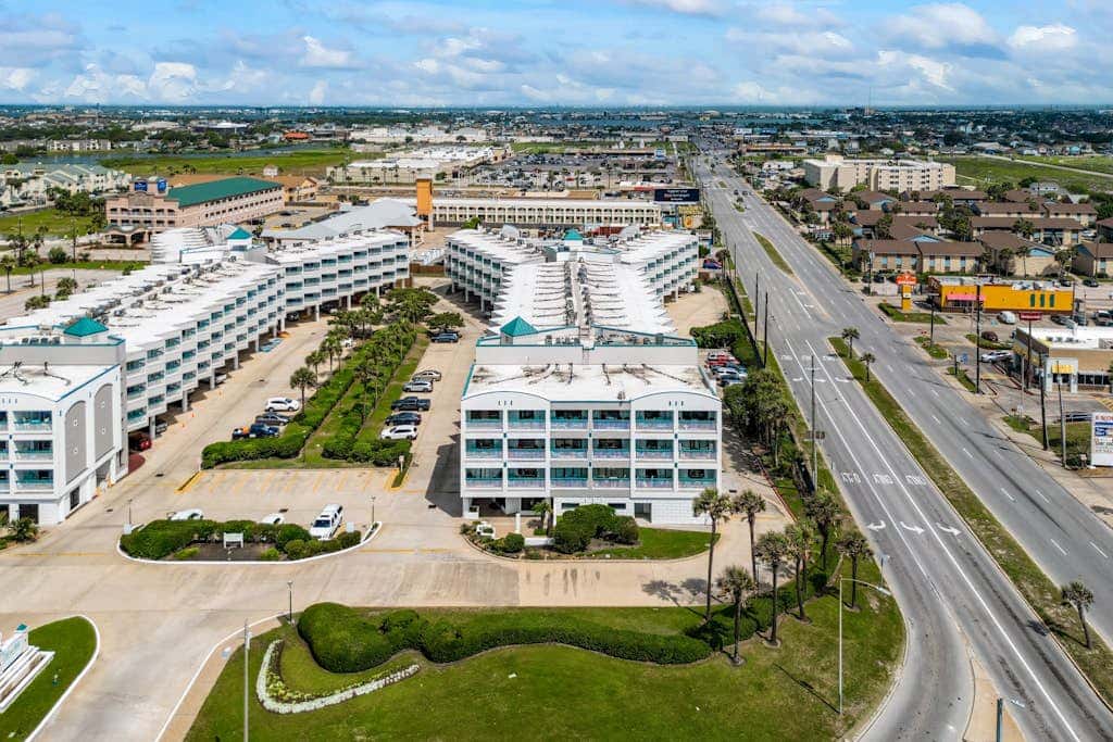Seawall Treasure - Heated Pool & Private Balcony