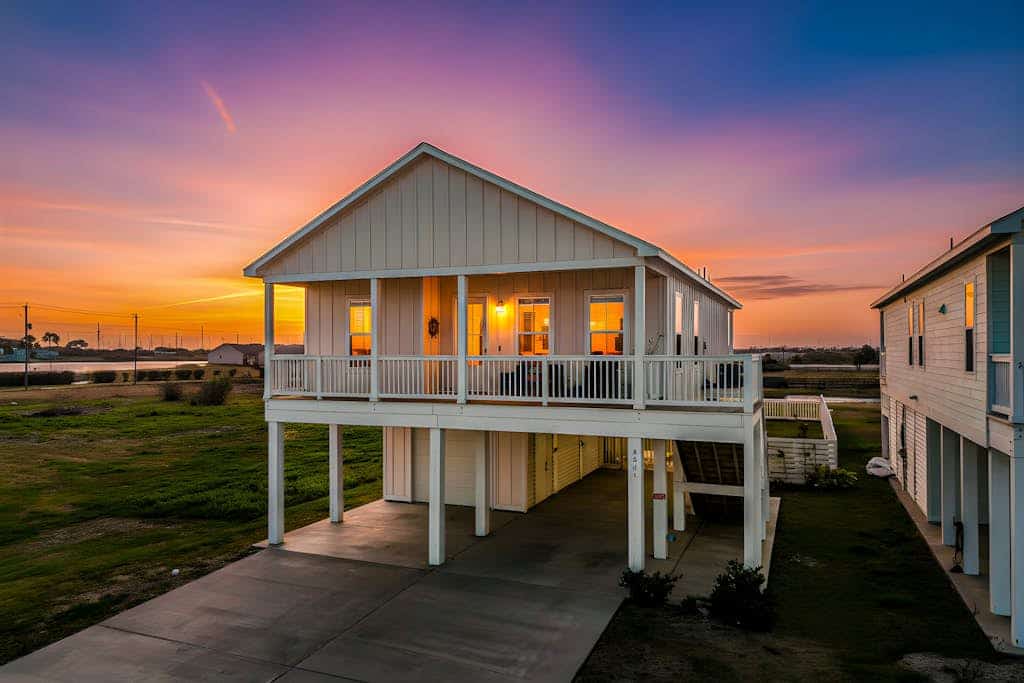 Just Peachie - Hot Tub, Yard & Steps to Sand