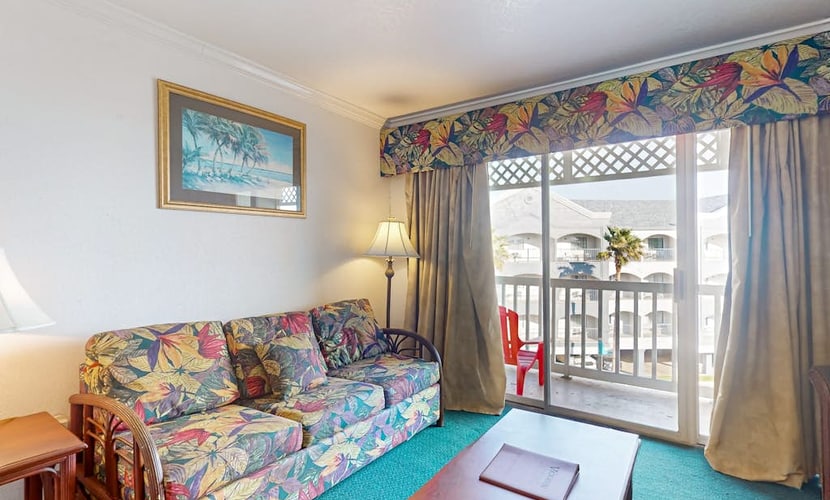 Great Seawall Location with Shared Pool, Hot Tub, & Gulf Views