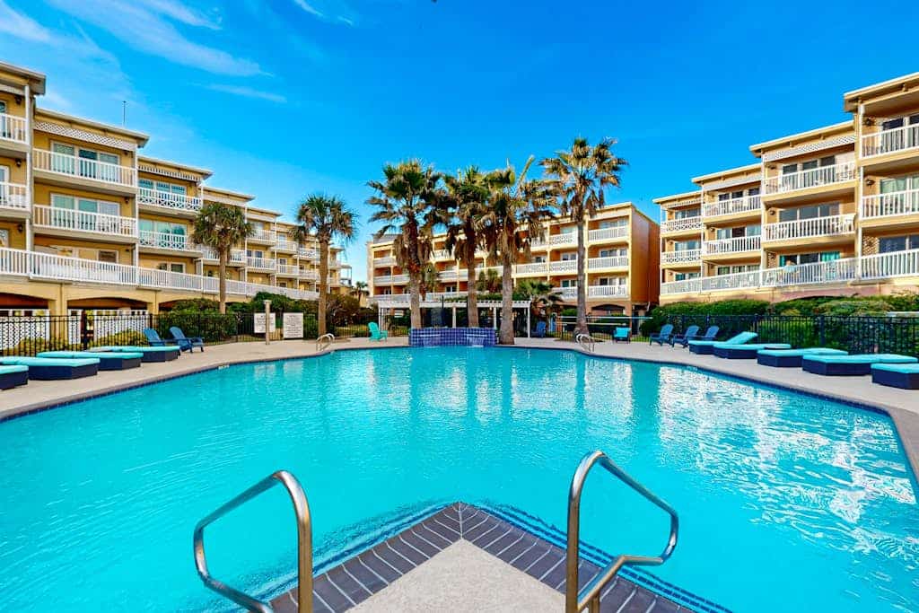 Great Seawall Location with Shared Pool, Hot Tub, & Gulf Views
