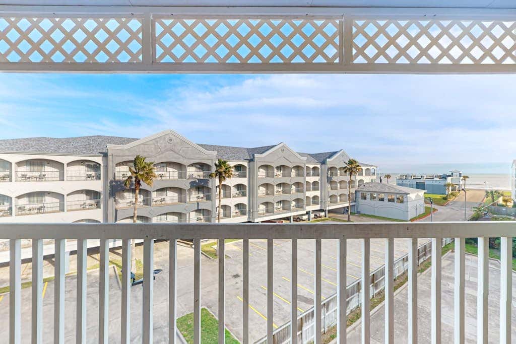 Victorian Condos - Back to the Beach