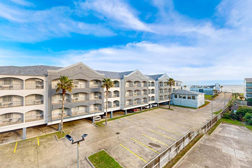 Victorian Condos - Back to the Beach