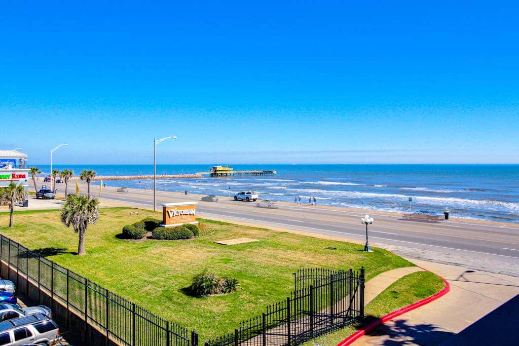 Victorian Condos - Back to the Beach