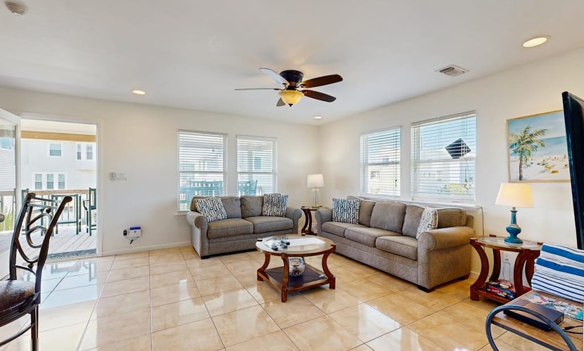 Lovely dog-friendly villa with great beach views & deck