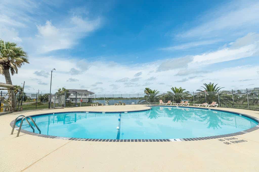 Lovely dog-friendly villa with great beach views & deck