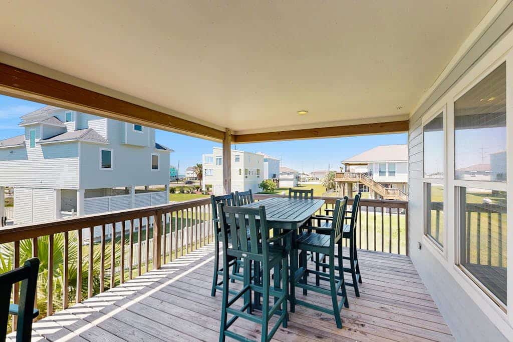 Lovely dog-friendly villa with great beach views & deck