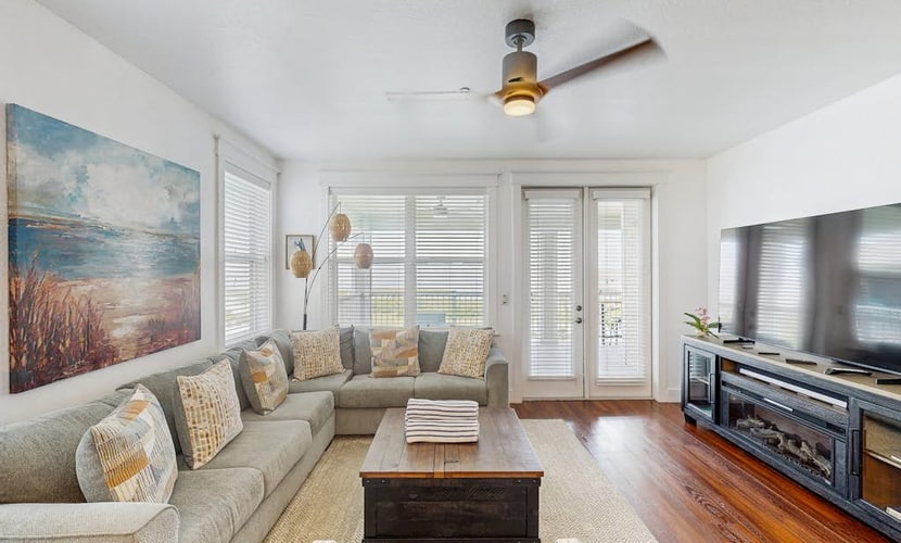Beautiful top-floor condo with bay views & resort-style amenities