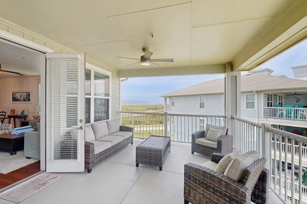 Beautiful top-floor condo with bay views & resort-style amenities