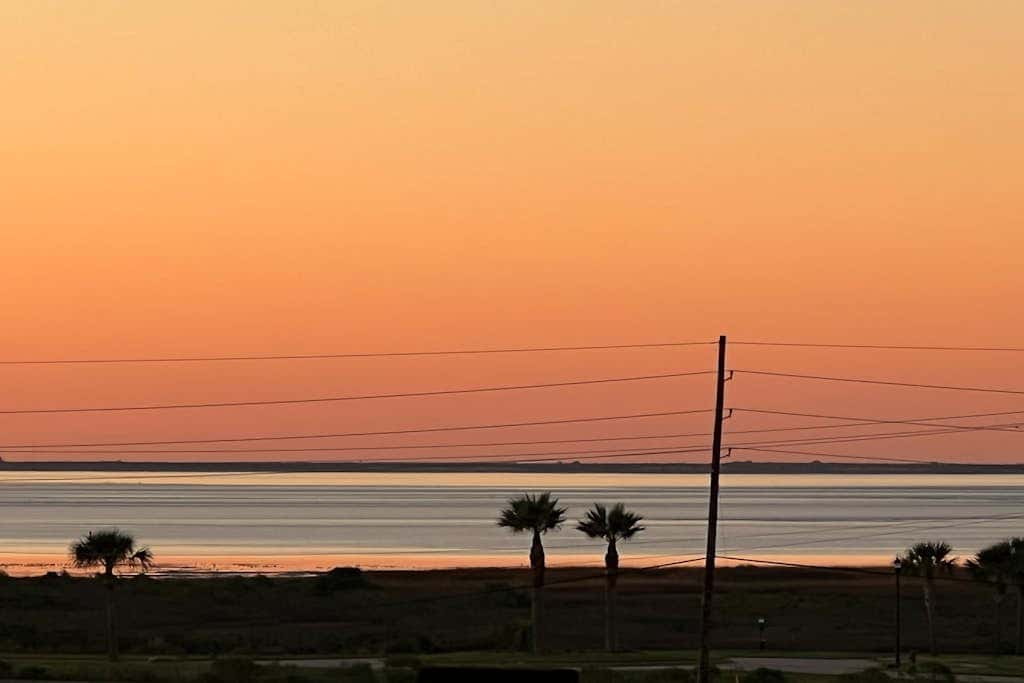 Sunset Estuary - Bay Views, Heated Pool & Hot Tub