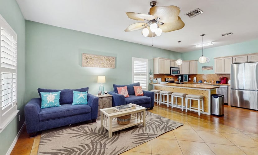 Welcoming condo with W/D & pool - near the beach