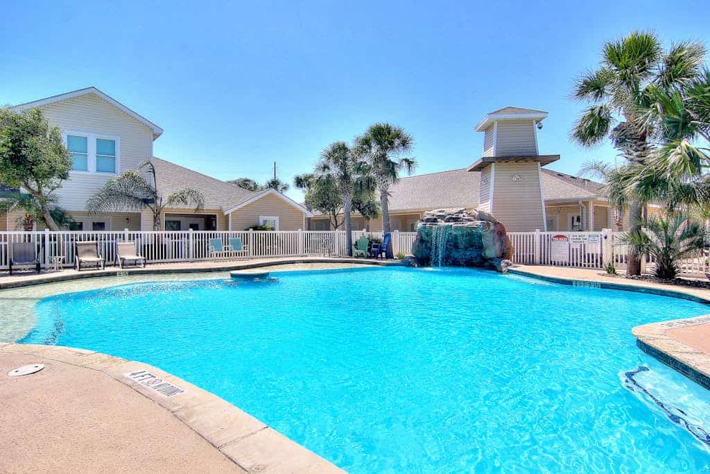 Welcoming condo with W/D & pool - near the beach