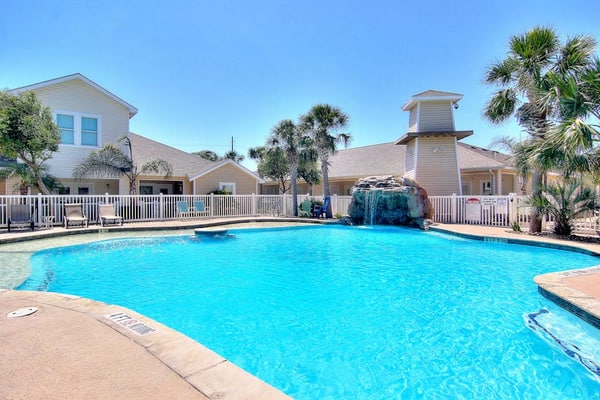 Welcoming condo with W/D & pool - near the beach