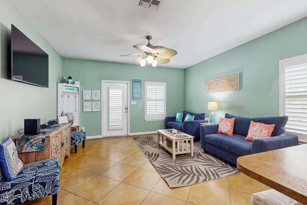 Welcoming condo with W/D & pool - near the beach