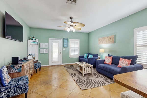 Welcoming condo with W/D & pool - near the beach