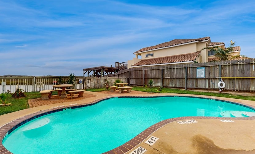 Cozy comfort with internet and shared Pool