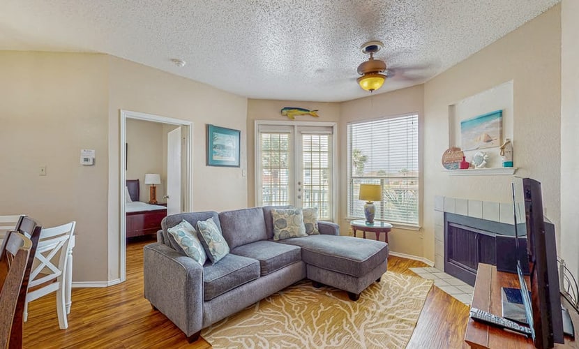 Dog-friendly home w/central AC, free WiFi, full kitchen, shared pool & hot tub