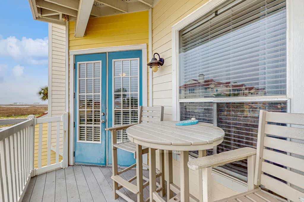 Dog-friendly home w/central AC, free WiFi, full kitchen, shared pool & hot tub