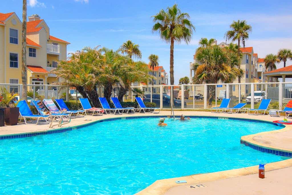 Dog-friendly home w/central AC, free WiFi, full kitchen, shared pool & hot tub