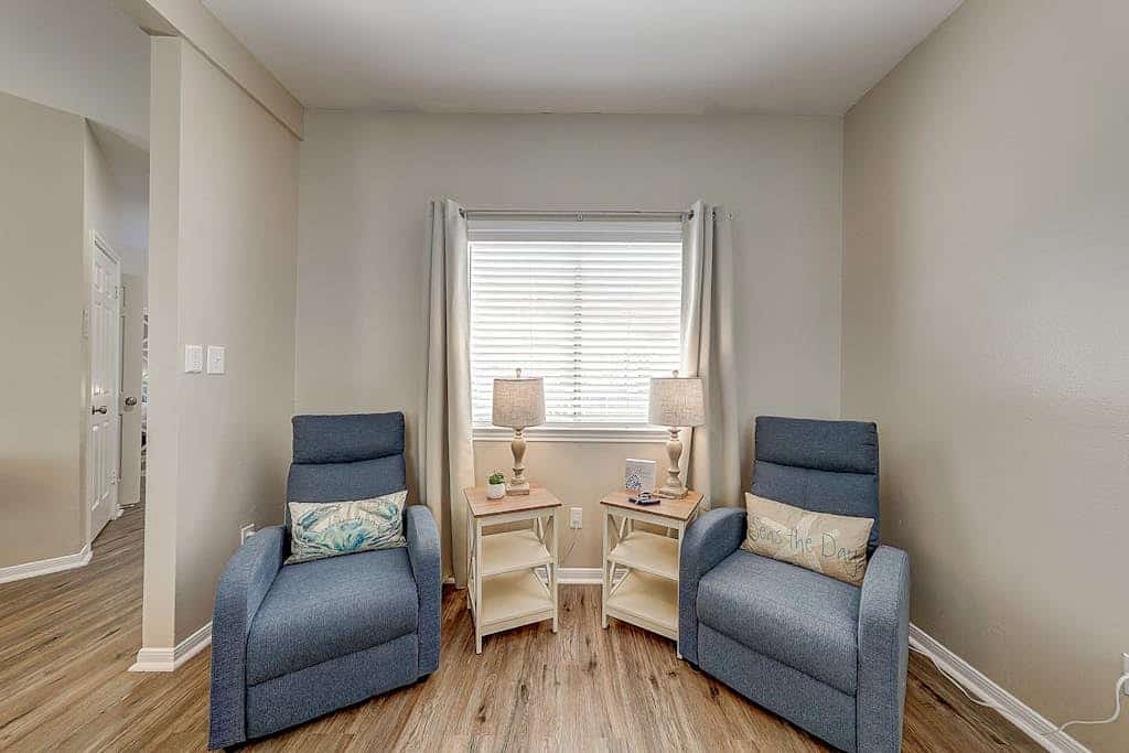 Cute beach condo with pool, central AC & washer/dryer - walk to the water