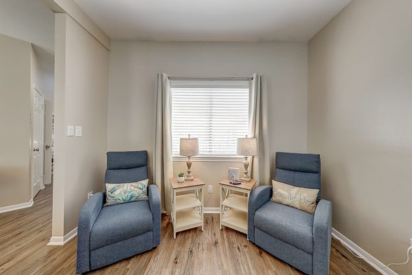 Cute beach condo with pool, central AC & washer/dryer - walk to the water