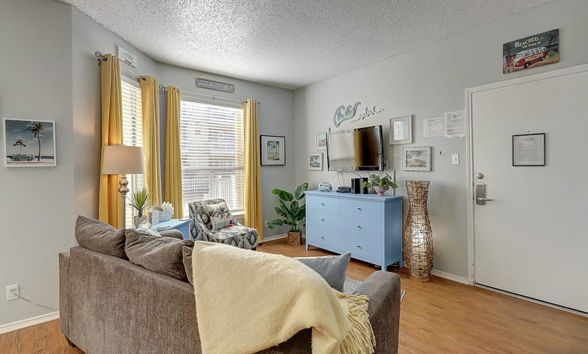 Adorable, dog-friendly studio with private patio, AC, shared pool, & sauna