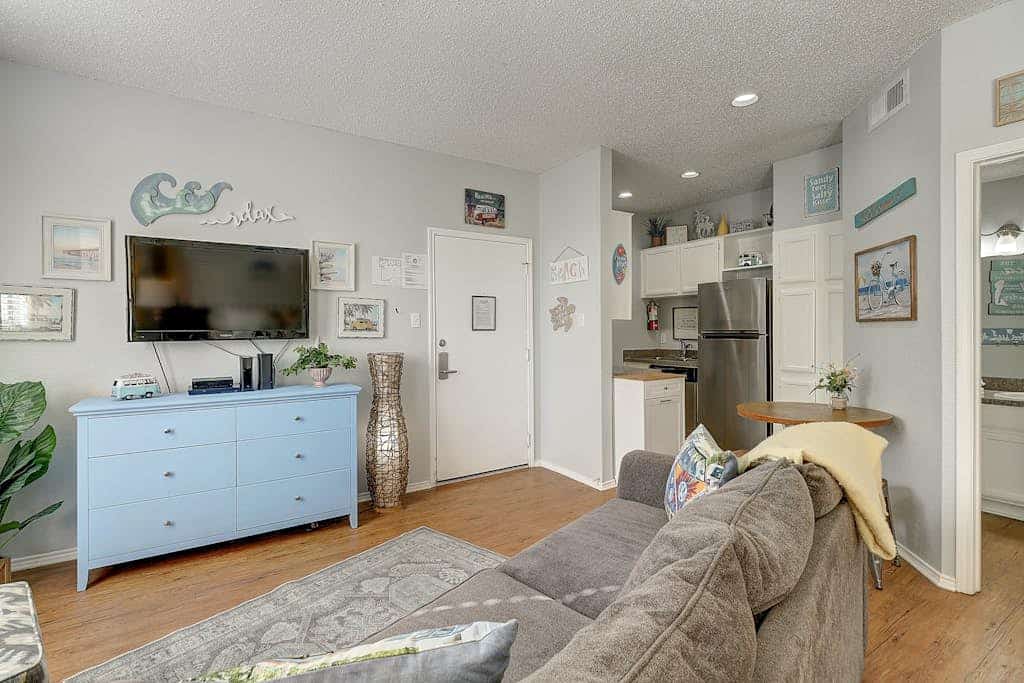 Adorable, dog-friendly studio with private patio, AC, shared pool, & sauna