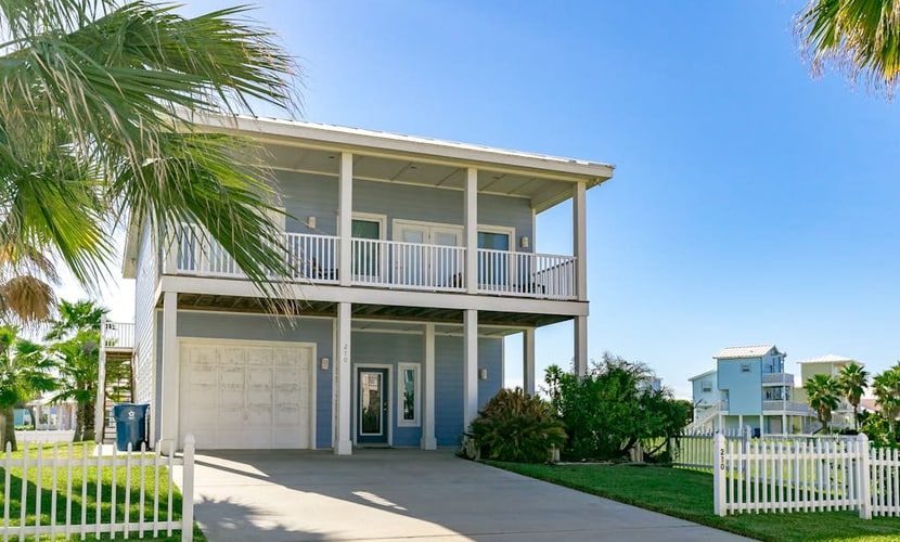 Walk to the Beach Port Aransas Home in Royal Sands with Pool Access