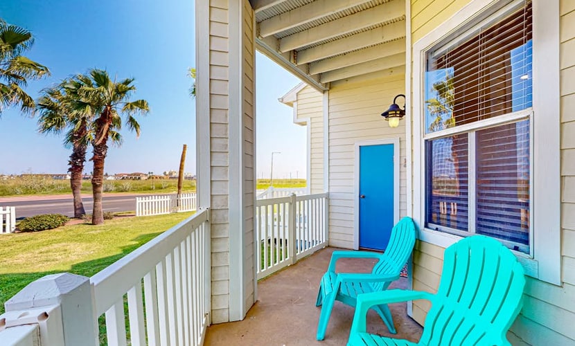 Dog-friendly condo with balcony and shared pool, close to the beach
