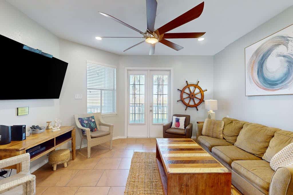 Dog-friendly condo with balcony and shared pool, close to the beach