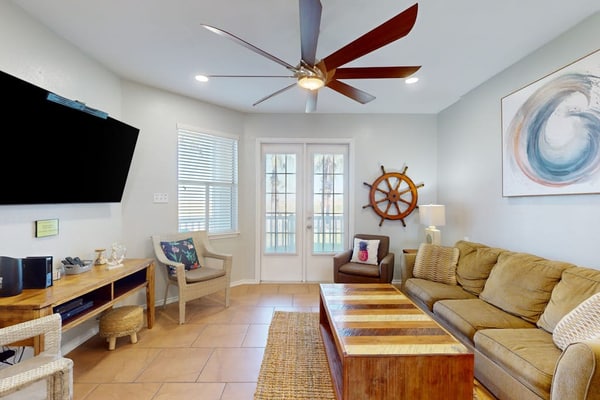 Dog-friendly condo with balcony and shared pool, close to the beach