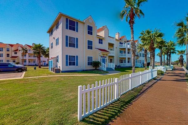 Dog-friendly condo with balcony and shared pool, close to the beach