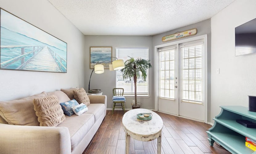 Island retreat-1st floor condo w/shared pool & hot tub – one block to the beach
