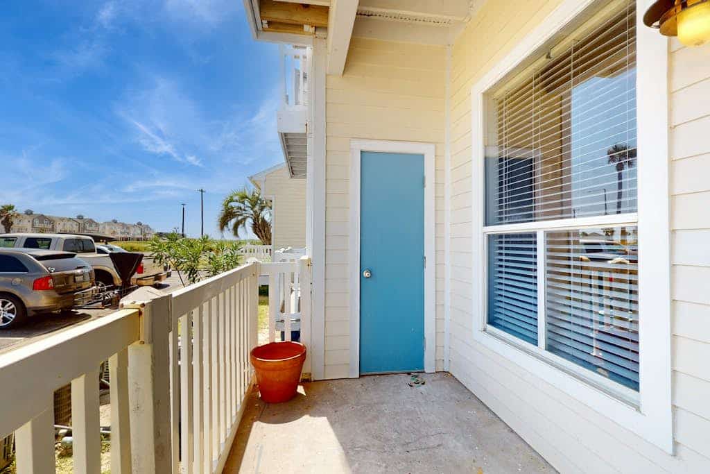 Island retreat-1st floor condo w/shared pool & hot tub – one block to the beach