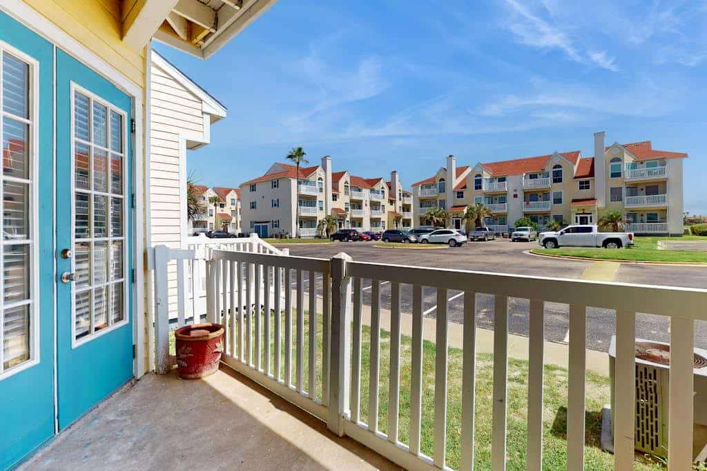 Island retreat-1st floor condo w/shared pool & hot tub – one block to the beach