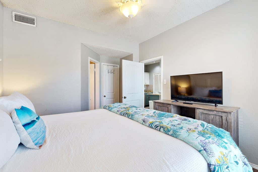 Beach Club 135 - Pool & Hot Tub, Block to Beach