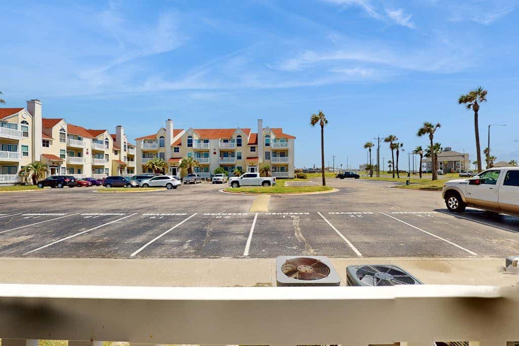 Beach Club 135 - Pool & Hot Tub, Block to Beach