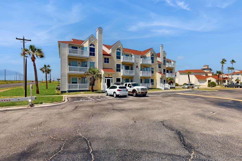 Beach Club 135 - Pool & Hot Tub, Block to Beach