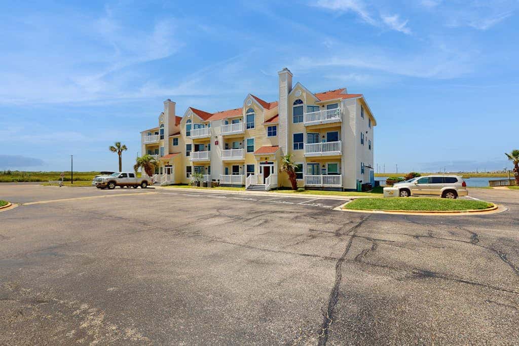 Beach Club 135 - Pool & Hot Tub, Block to Beach