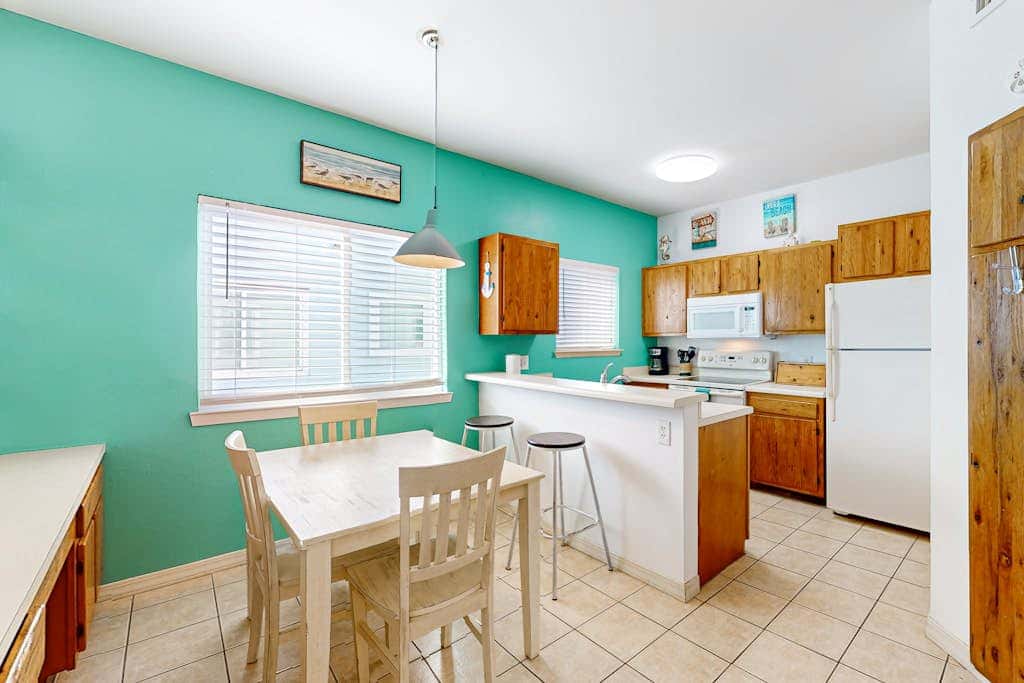 Leeward Isles 606 - Walk to Beach, Pool & Balcony