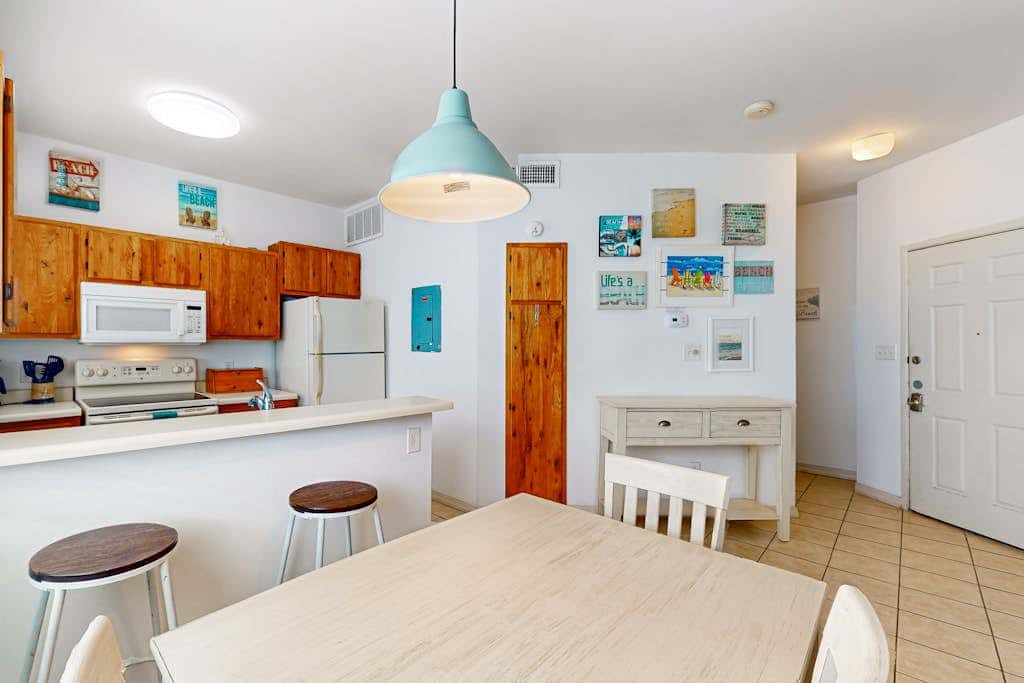 Leeward Isles 606 - Walk to Beach, Pool & Balcony