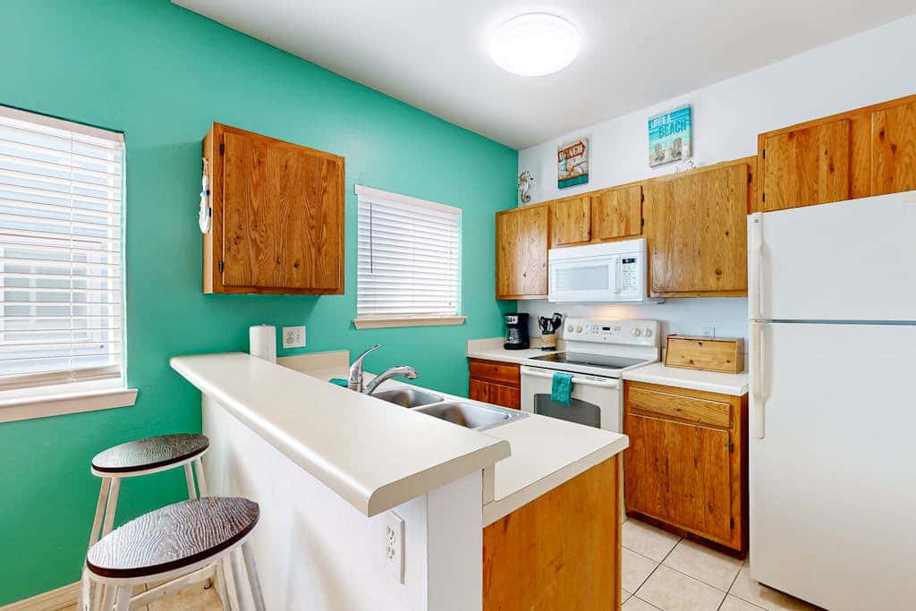 Leeward Isles 606 - Walk to Beach, Pool & Balcony