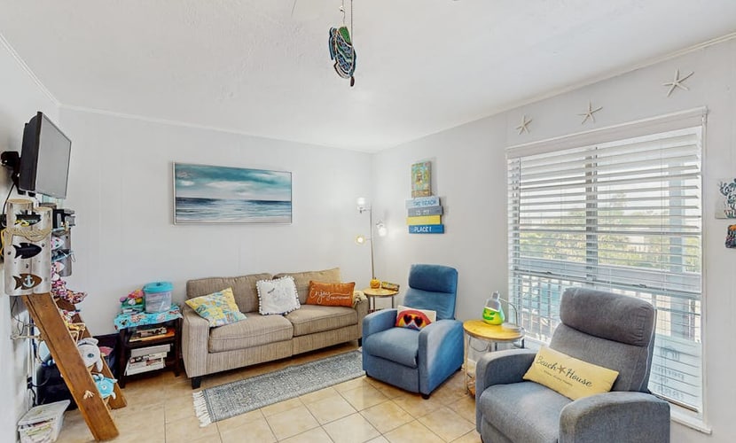 Bohemian chic retreat fully equipped with beach gear - two blocks from the shore