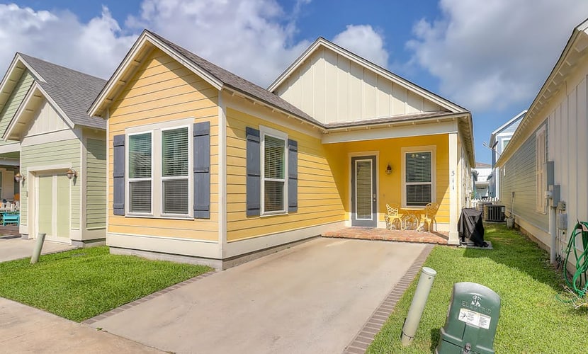 Beautiful home with community pool, central AC, full kitchen, & washer/dryer