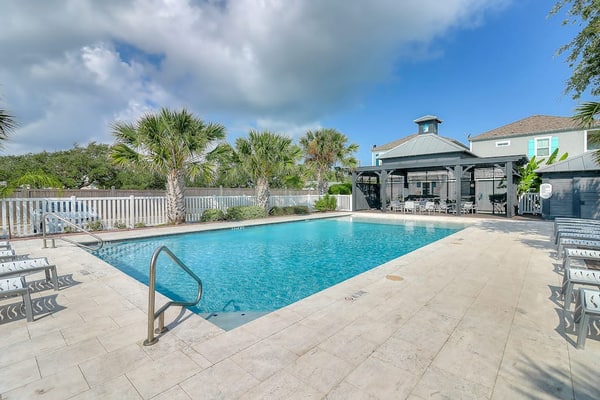 Beautiful home with community pool, central AC, full kitchen, & washer/dryer