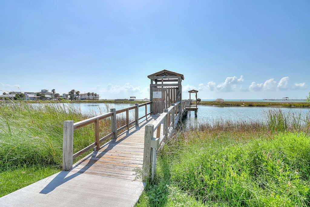 Beautiful home with community pool, central AC, full kitchen, & washer/dryer