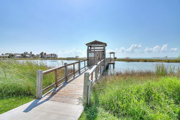 Beautiful home with community pool, central AC, full kitchen, & washer/dryer