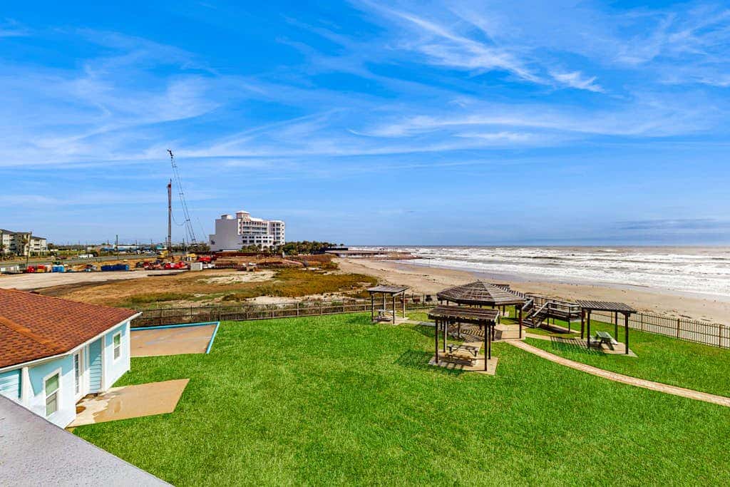 Seascape Gem - Ocean-View Balcony, Pool & Hot Tub