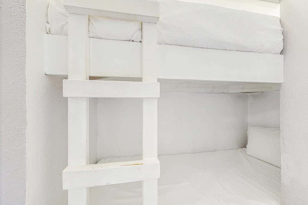Maravilla Condos - Anchors Away